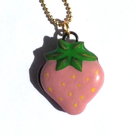 Collier médaillon fraise